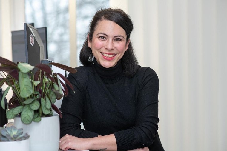 Prof. Nadine Scholten, Forscherin im Bereich Stillförderung am UKB, gibt...