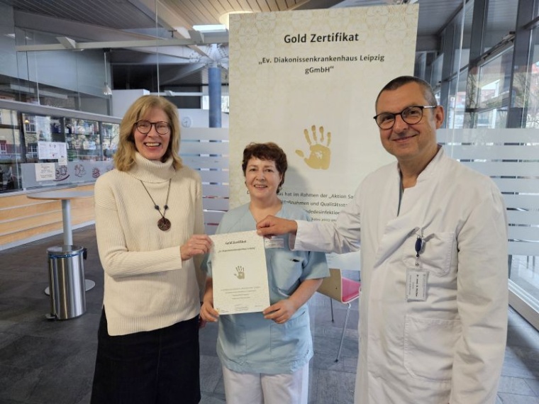 Gemeinsam mit der Hygienefachkraft Gudrun Wendland (Bildmitte) freuen sich...