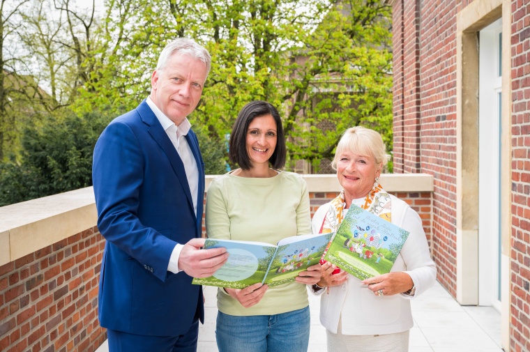 Dr. Christoph Hoppenheit, Jennifer Mendes-Herzog und Dagmar Mangels mit dem...