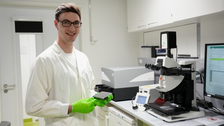 Dr. Felix Deschner im Labor. Foto: HIPS/Bernhardt