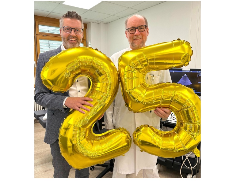 Klinikvorstand Martin Gösele (li) gratuliert: Seit 25 Jahren ist Dr. Sellier...