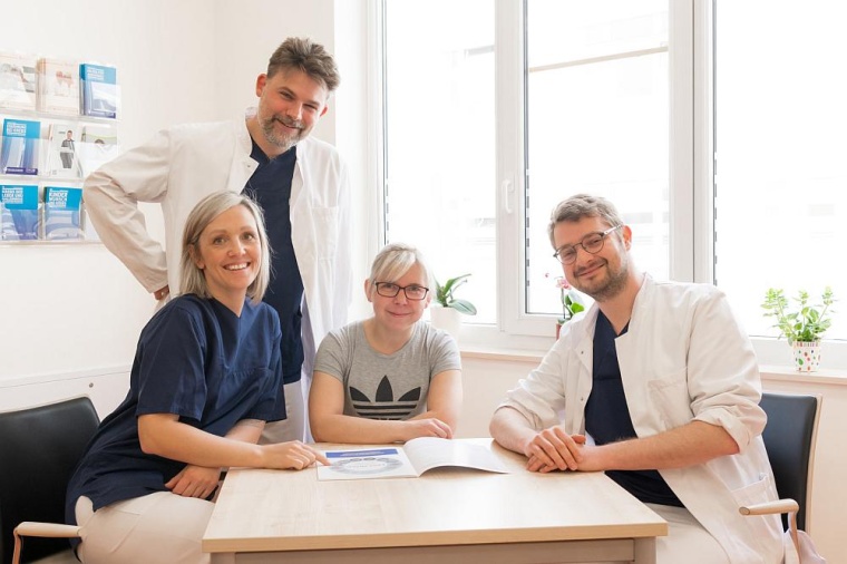 Das Fast-Track-Team mit Patientin: Chirurg Thomas Rüth (l.),...