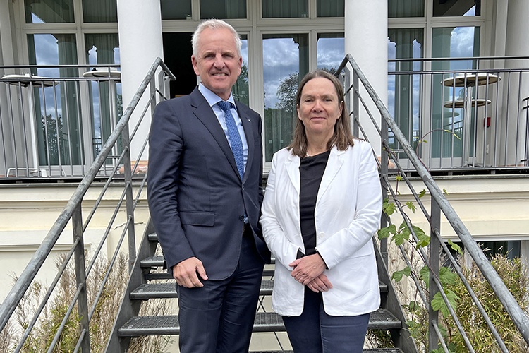 Vorstandsvorsitzende Priv.-Doz. Dr. Thomas Menzel und die neu gewählte zweite...