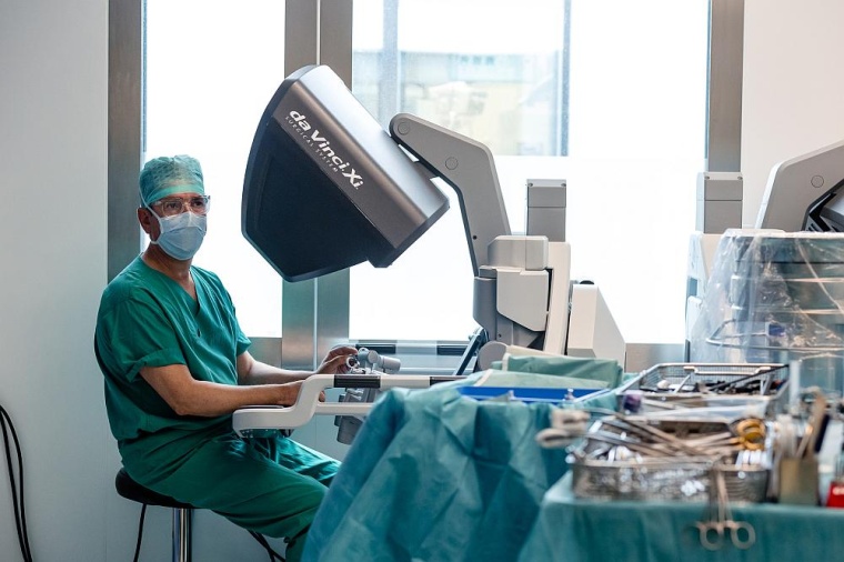Prof. Dr. Dr. h.c. mult. Tobias Keck am Da-Vinci-Operationssystem. Das Team am...