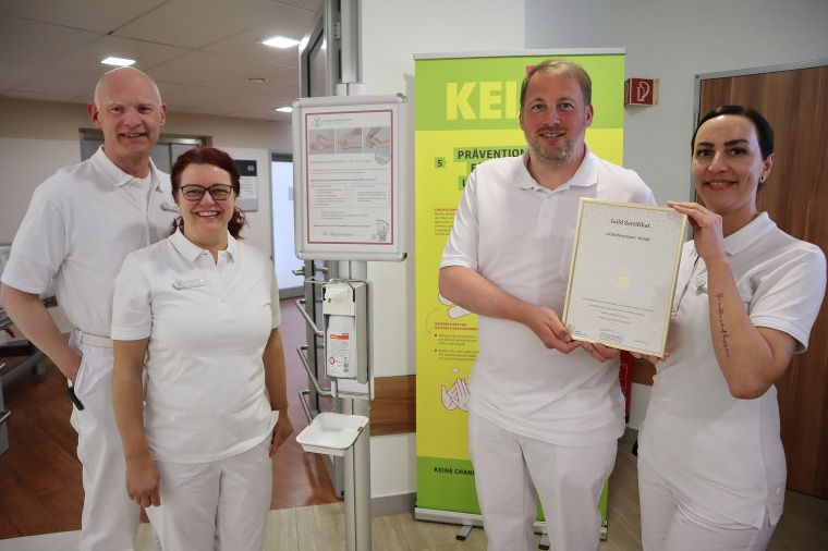 Freuen sich über die Auszeichnung (von links) Oliver Becker (Leitung Abteilung...