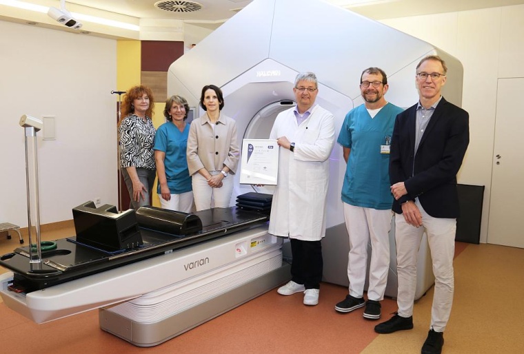 Stolz auf die erfolgreiche achte Zertifizierung der Strahlentherapie: Chefarzt...