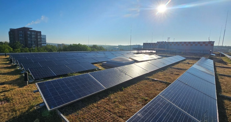 Universitätsklinik Würzburg: Ein Teil der Photovolatik-Anlage Foto: Heiko...