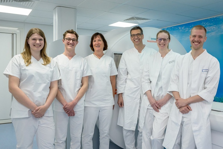 Drei Mitarbeiterinnen und drei Mitarbeiter der Radiologie des Uniklinikums...