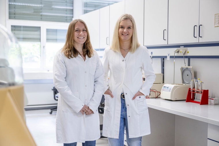 Dr. Sophie Möller und Dr. Lisa-Marie Höfken (rechts) arbeiten im Nationalen...