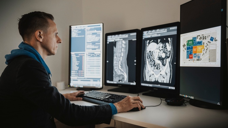 GRK-Sprecher Prof. Dr. Felix Nensa arbeitet mit dem „Patient Dashboard“ an...