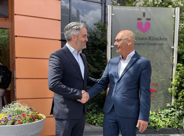 Prof. Dr. med. Steffen Roßlenbroich (l.) löst in der Klinik für Unfall-,...