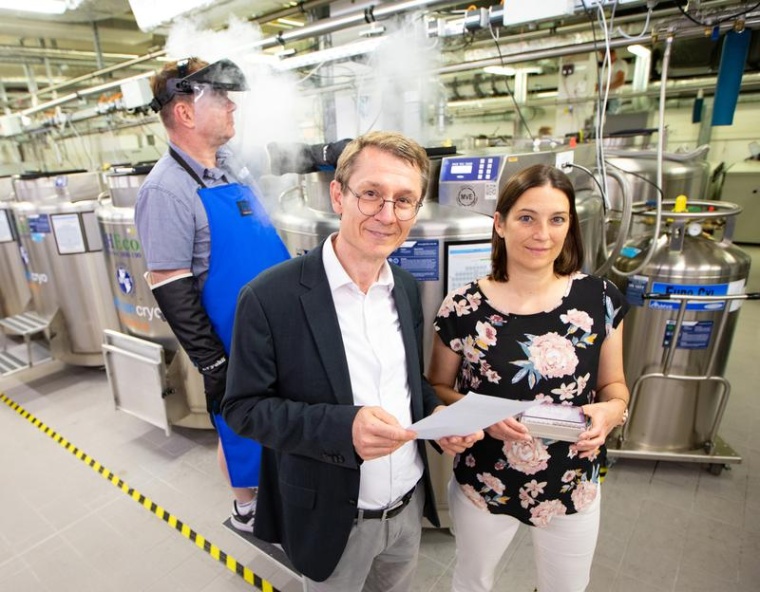 Prof. Illig und Dr. Haag (im Vordergrund von l.) in den Räumen der Biobank im...