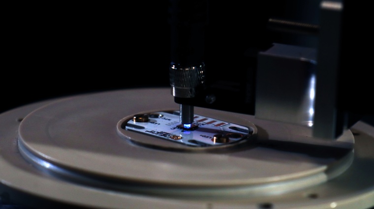 Laboraufbau mit Fern-UVC-LED-Chip bestehend aus Zehntausenden 235 nm...