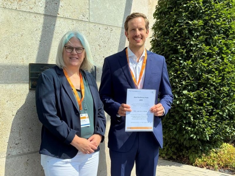 PD Dr. Lukas Sturm nahm die Auszeichnung von Dr. Lara Gnügge von der Falk...