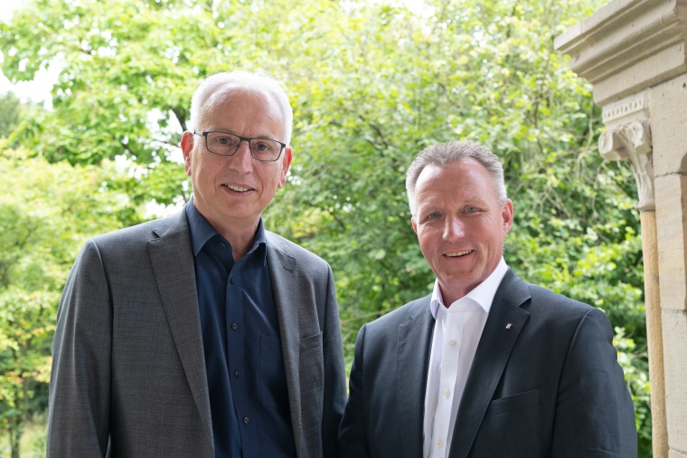 Martin Engelhardt (links) hat das Amt des Kaufmännischen Direktors der...