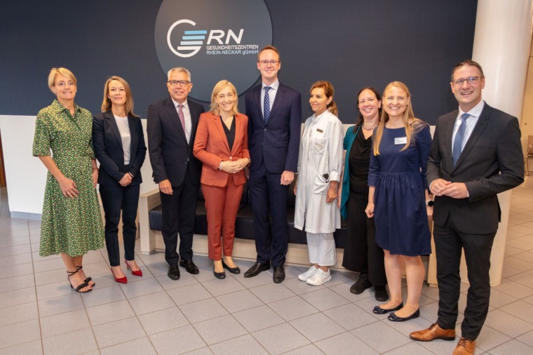 Besuch der Gesundheitsministerin Nina Warken in der GRN-Klinik Weinheim. v.l.:...