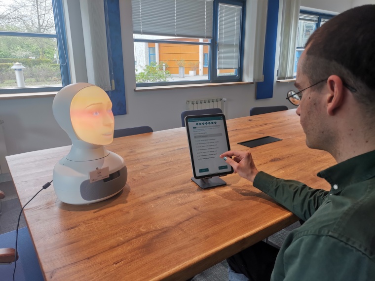 MIA, die KI-gestützte Assistenz des Projekts MIA-PROM, unterstützt Patienten...