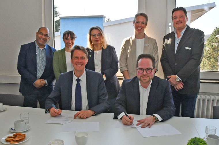 Erster Kreisbeigeordnete Pascal Badziong (v.r.) und Prof. Dr. Nico T. Mutters...