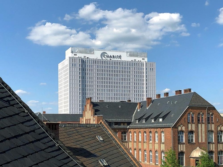 Historischer Charité-Campus mit hochmodernem Bettenhochhaus, Foto: Charité