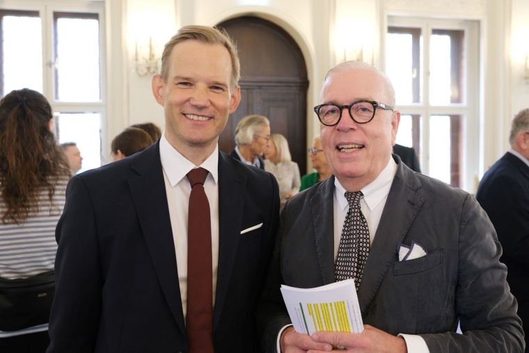 Prof. Dr. Hendrik Streeck (l.) und Hartmannbund-Vorsitzender Dr. Klaus...