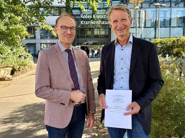 Nach der Unterzeichnung des Kooperationsvertrags: Dr. Frank Logemann,...