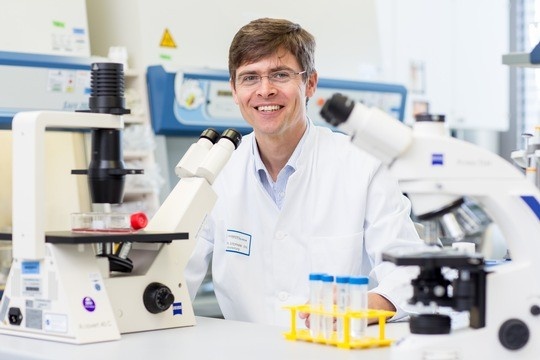 Prof. Dr. Stephan Ehl erläutert, welche Bedeutung die Forschung des...