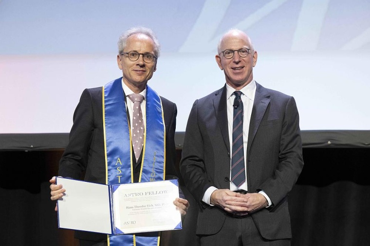 (v.l.): Prof, Hans Theodor Eich erhielt am 30. September aus der Hand von Prof....