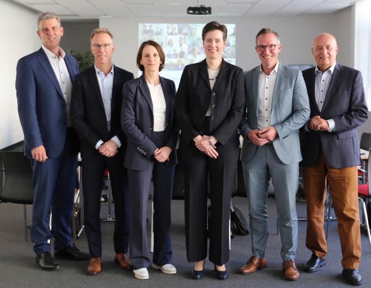 Über die Ernennung von Prof. Dr. Hilke Vowerk (3.v.r.) zur neuen Chefärztin...