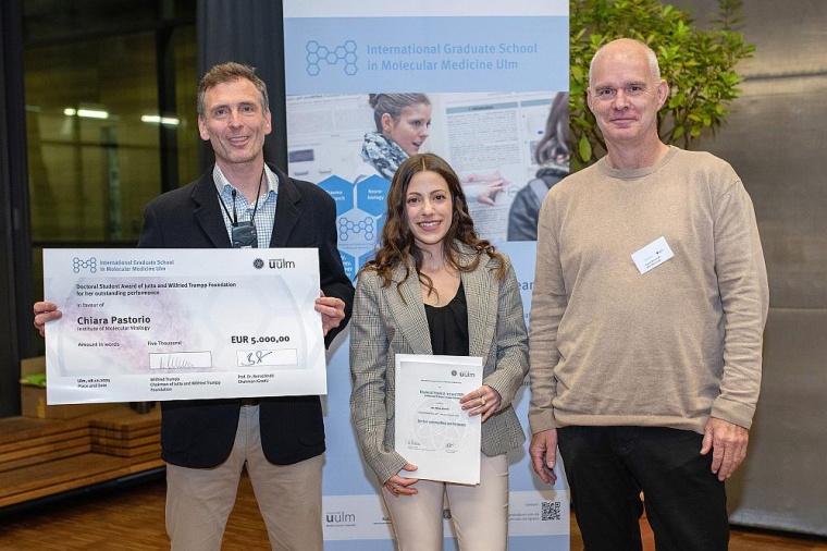 Dr. Chiara Pastorio (Mitte) mit der Urkunde des...