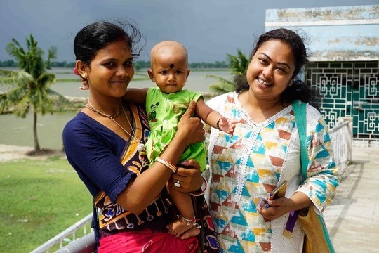 Dipanwita Sarkar mit Patientin Foto: Simone Utler/EKFS