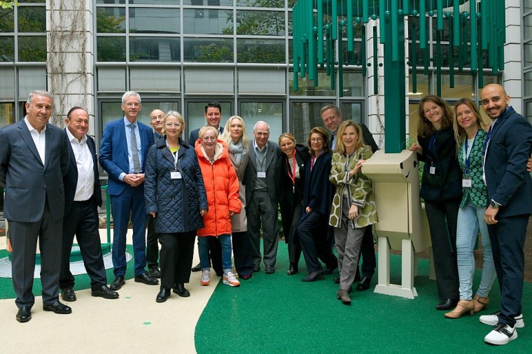 Charité-Vorstandsmitglieder, Spender*innen und weitere Projektbeteiligte auf...