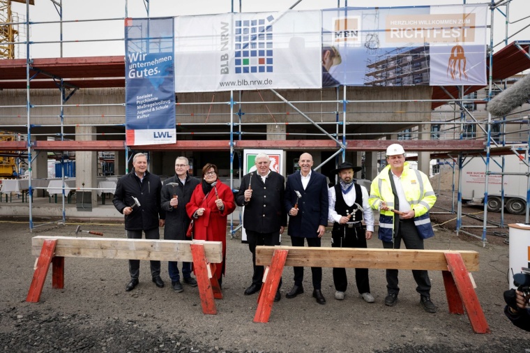 Am 31. Oktober 2025 wurde mit einem Richtfest der Abschluss der Rohbauarbeiten...