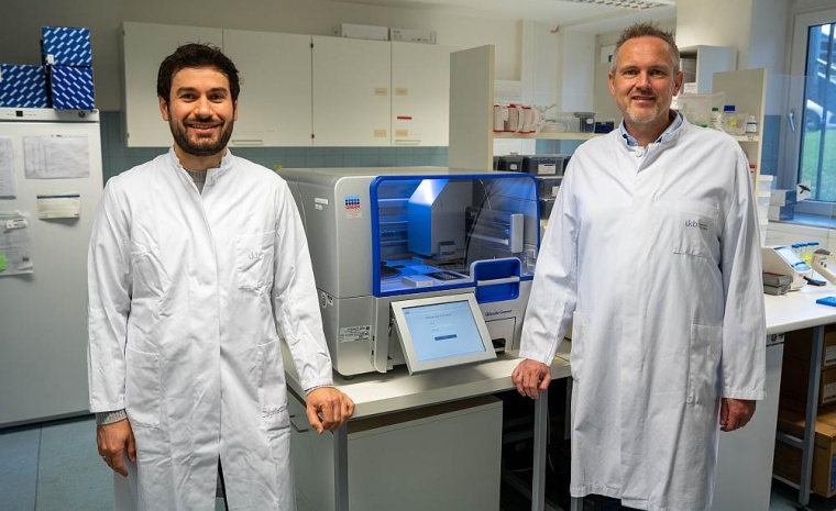 Doktorand Johannes Striebel und Prof. Dr. Volker Busskamp vom...