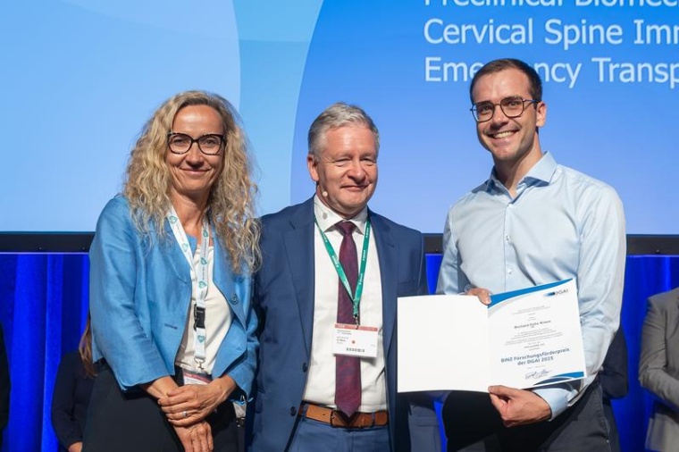 Dr. Kraus (r.) wurde für seine Studie zur Stabilisierung der Halswirbelsäule...