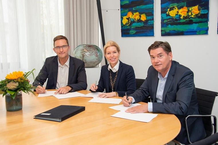 Vertragsunterzeichnung: (v.l.) Dr. Andreas Schroeder (Kreiskliniken...