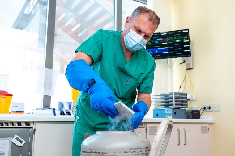Facharzt Kinan Kafa entnimmt CAR-T-Zellen aus einem Kühlbehälter. Foto:...