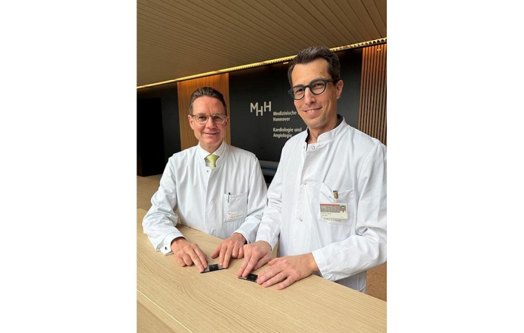Klinikdirektor Professor Dr. Johann Bauersachs (links) und Professor Dr. David...