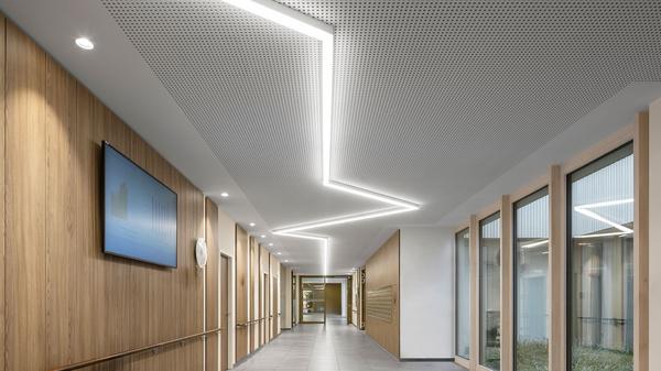 Ein besonderes gestalterisches Element bildet der Lichtkanal in den Fluren,...