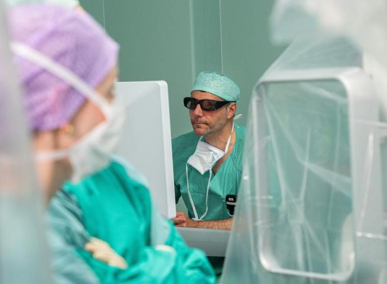 Prof. Marius Distler am OP-Roboter HUGO