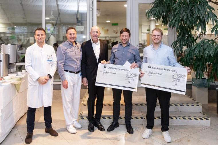 Die beiden Preisträger Dr. Benedikt Wagner und Dr. Dr. Johannes Falter freuen...