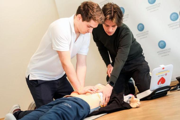 Die Studierenden David Ortner (l.) und Jakob Stähr bei der Reanimation einer...