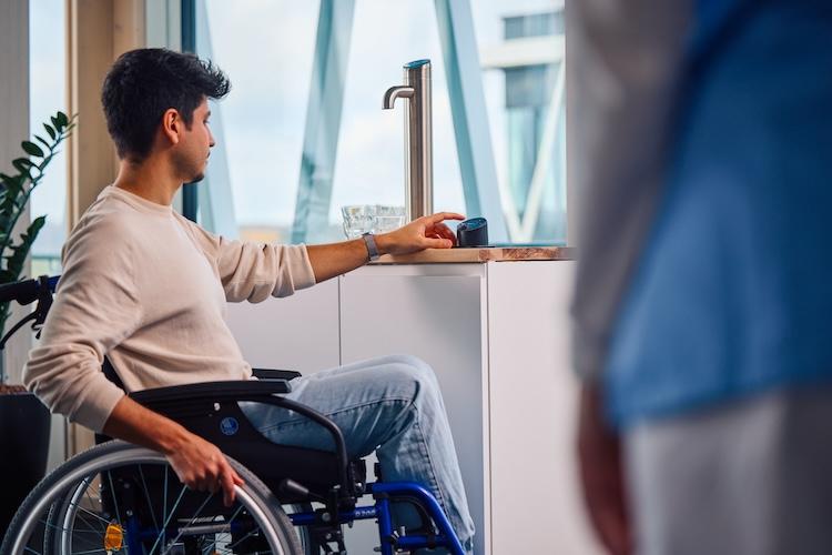 Barrierefreien Zugang zum Brita-Dispenser ermöglicht die optionalen...