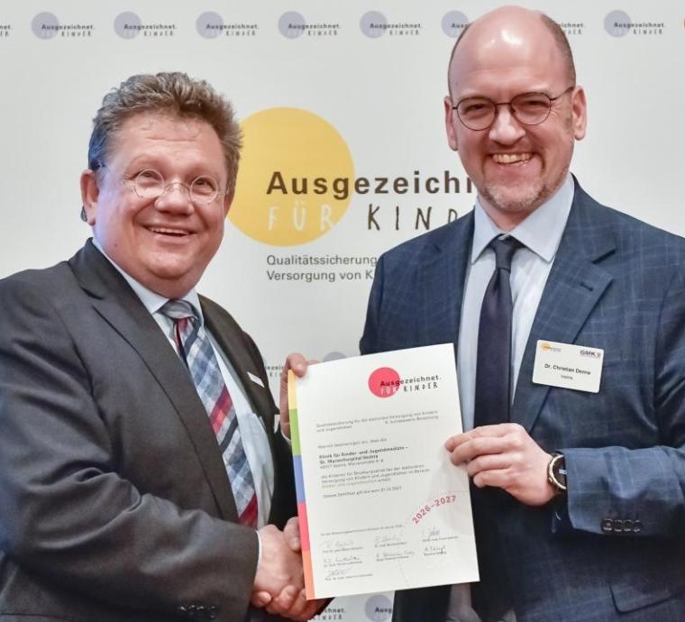 Niedersachsens Gesundheitsminister Dr. Andreas Philippi (links) hat in Hannover...