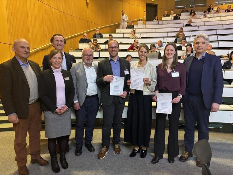 Preisstifter und Preisträger vereint (v.li): Prof. Hans-Jochem Kolb, Dr. Eva...