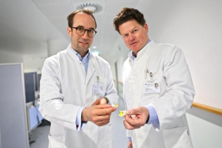 Prof. Dr. Moritz Seiffert (Kardiologie, links) und Prof. Dr. Justus Strauch...