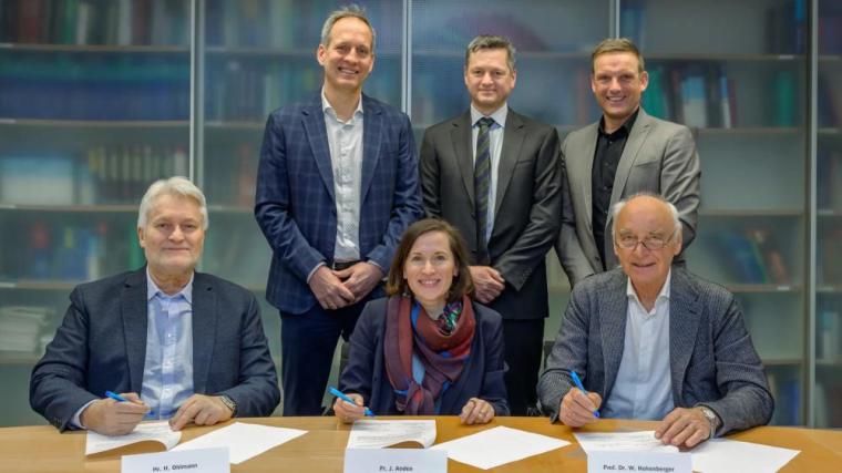 Freuen sich gemeinsam über die Vereinbarung zur neuen „Foundation for...