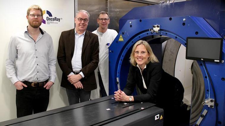 Projekt-Team vor dem In-Beam-MRT-Prototypen (von links: Dr. Felix Horst, Prof....