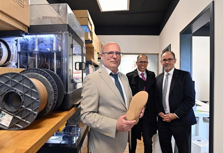 Investor Gunar Liebau (l.) zeigt Wirtschaftsminister Dr. Wolfgang Blank (r.)...