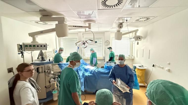 Schüler*innen lernen die Arbeit im OP-Saal kennen.