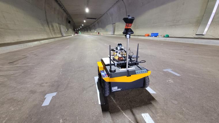 Ein fahrender Roboter bei Tests in einem Tunnel.